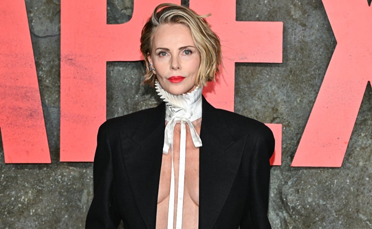 Charlize-Theron-escala-un-muro-en-Times-Square-para-promocionar-Apex