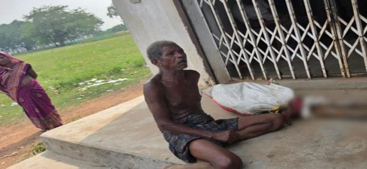 En-Odisha-un-hombre-exhuma-los-restos-de-su-hermana-y-los-lleva-al-banco-para-reclamar-sus-ahorros