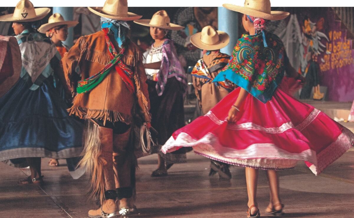 Ninos-Nuu-Savi-preservan-la-Danza-de-los-Rubios-en-Santiago-Juxtlahuaca