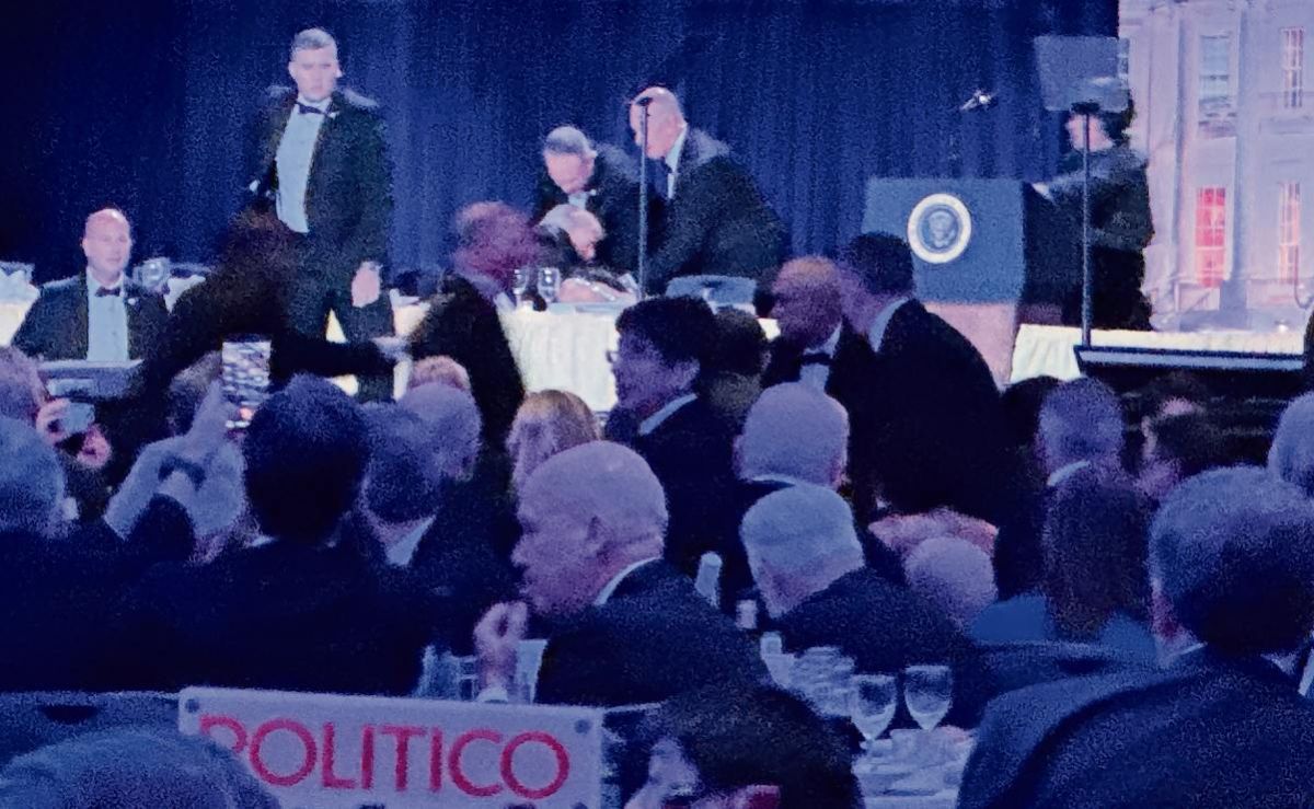 Tiroteo-afuera-de-la-cena-de-corresponsales-de-la-Casa-Blanca-Trump-evacuado-y-un-agente-del-Servicio-Secreto-herido