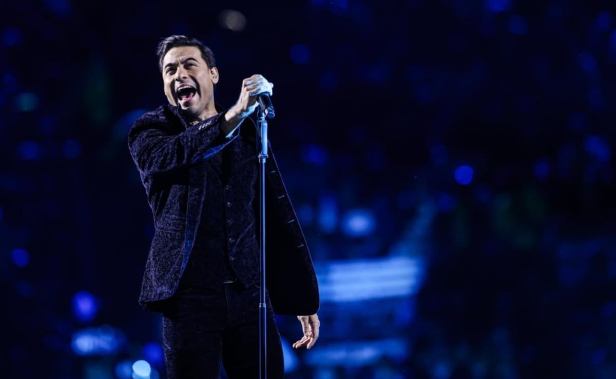 Carlos-Rivera-emociona-a-40-mil-fans-en-la-Plaza-de-Toros-Mexico-con-su-concierto-Vida-Mexico