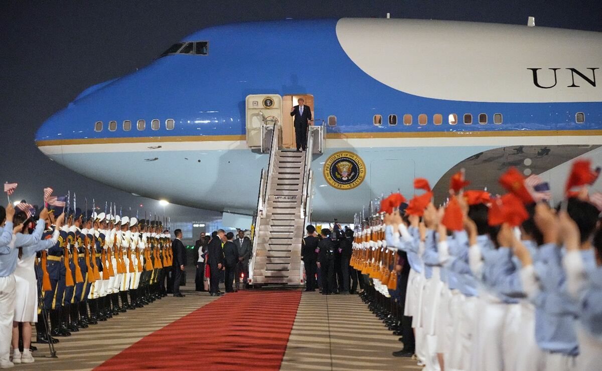 Donald-Trump-llega-a-Pekin-para-una-cumbre-con-Xi-Jinping