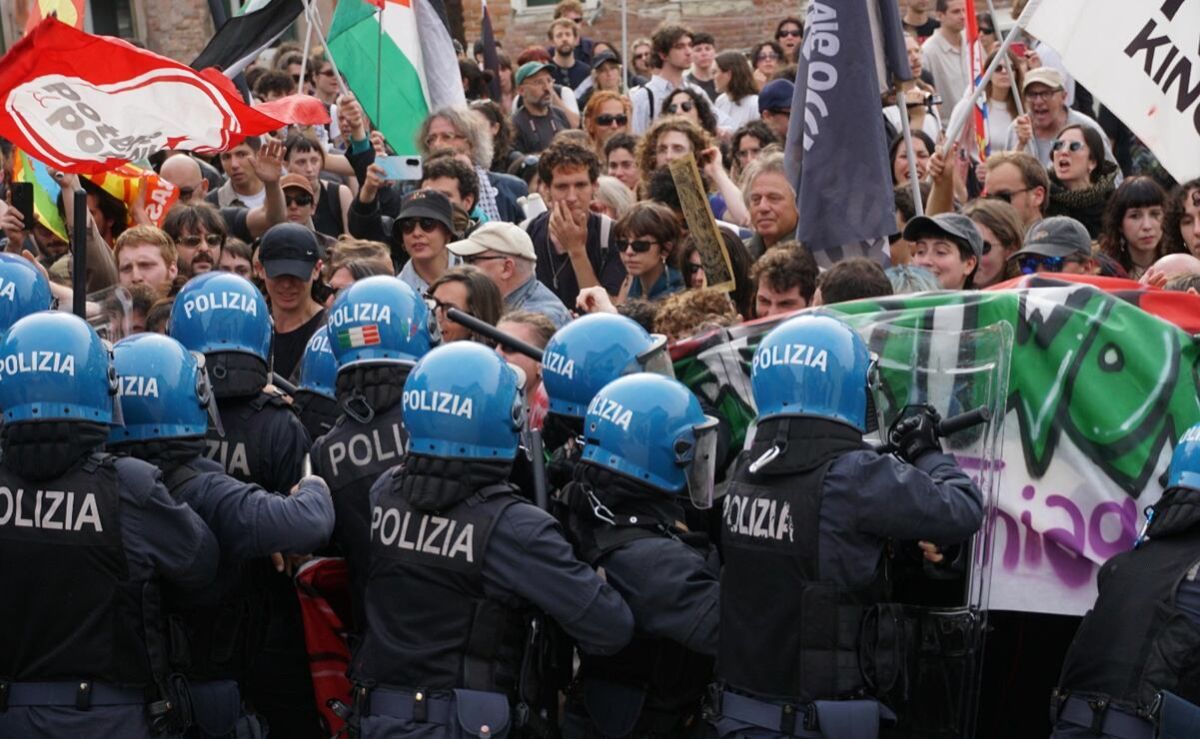 Protesta-pro‑Palestina-en-la-Bienal-de-Venecia-termina-en-enfrentamientos-con-la-policia