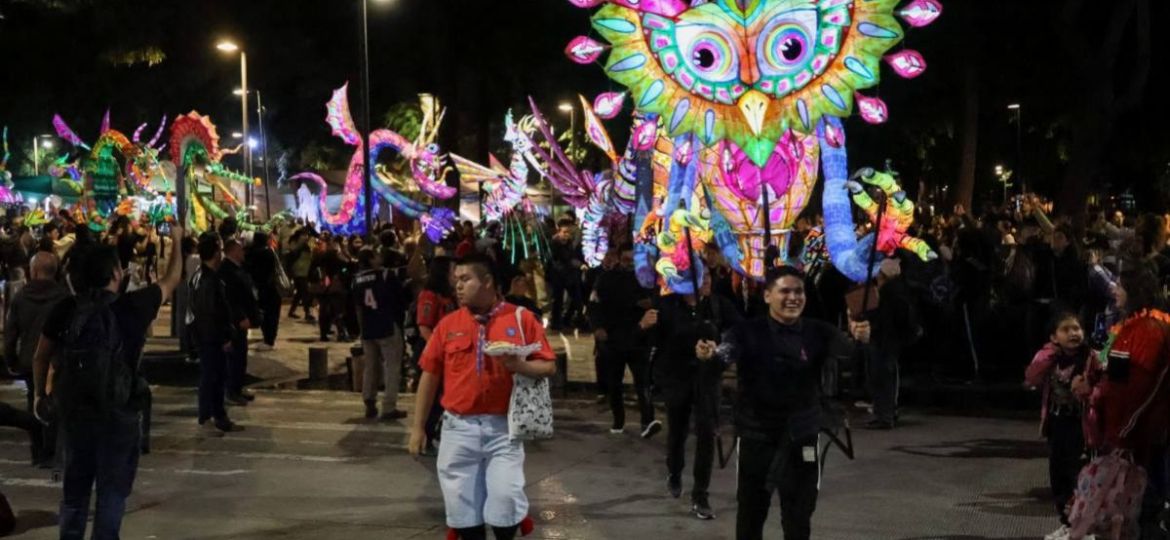 Alebrijes-iluminados-recorren-el-Centro-Historico-de-la-Ciudad-de-Mexico