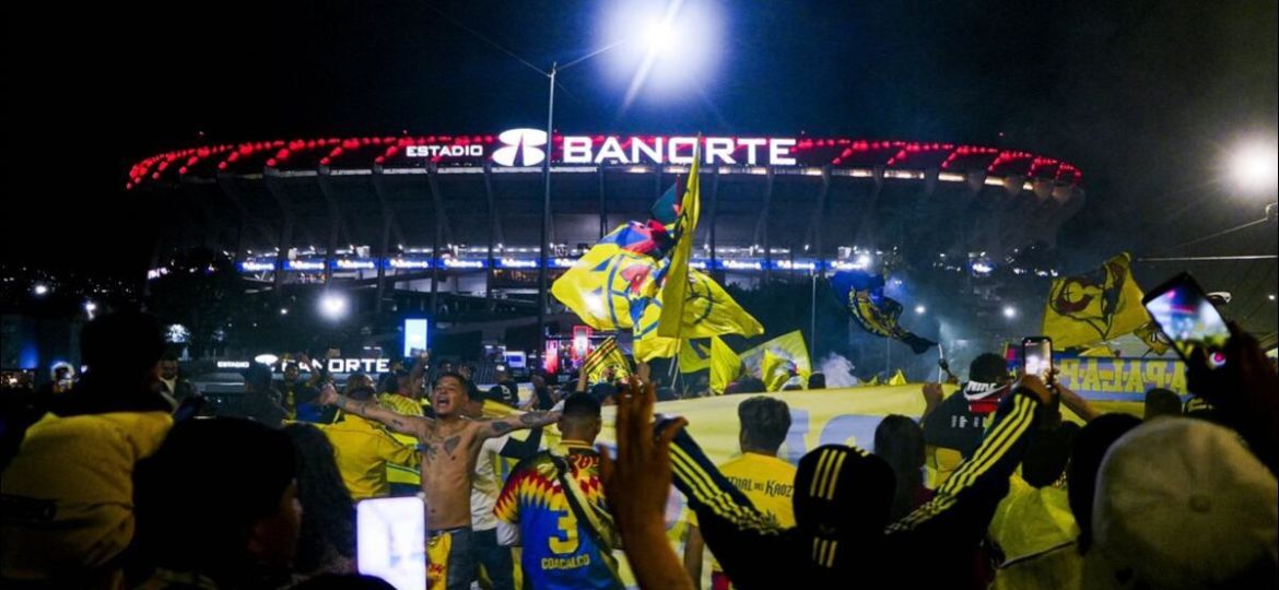 America-llega-al-Estadio-Banorte-entre-banderas-canticos-y-pirotecnia-por-su-110-aniversario