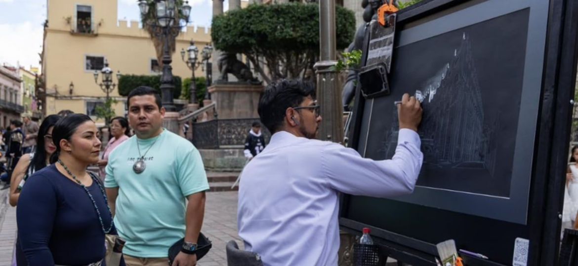 Comerciantes-y-artistas-perciben-ligera-mayor-afluencia-en-el-arranque-del-Cervantino-2026
