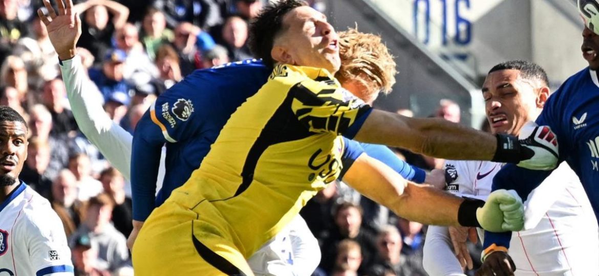 Emiliano-Dibu-Martinez-sale-en-camilla-tras-fuerte-choque-en-el-Everton-Chelsea