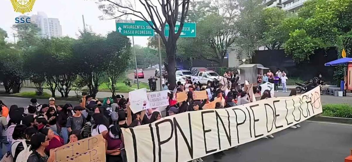 Estudiantes-de-la-UPN-bloquean-Periferico-y-Picacho-Ajusco-para-exigir-dialogo