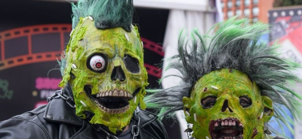 Familias-dedican-horas-a-preparar-sus-disfraces-para-la-Marcha-Zombie-2026