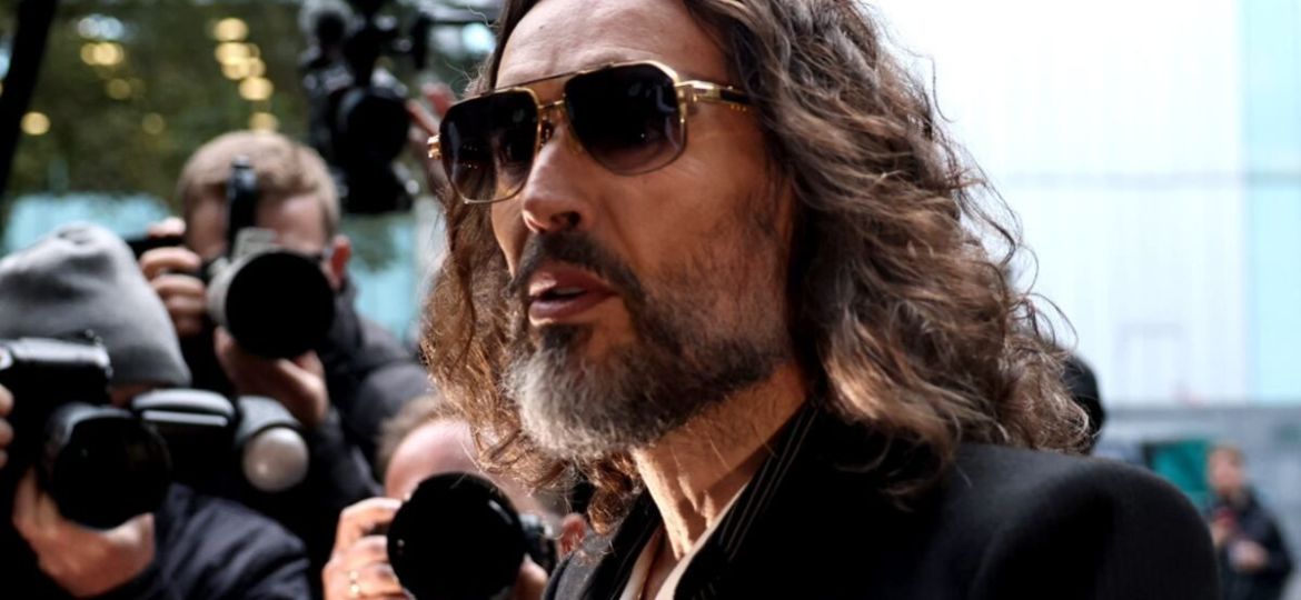 Fiscalia-britanica-acusa-a-Russell-Brand-de-ser-un-depredador-sexual-durante-el-inicio-del-juicio