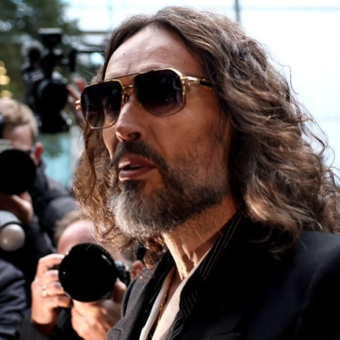Fiscalia-britanica-acusa-a-Russell-Brand-de-ser-un-depredador-sexual-durante-el-inicio-del-juicio