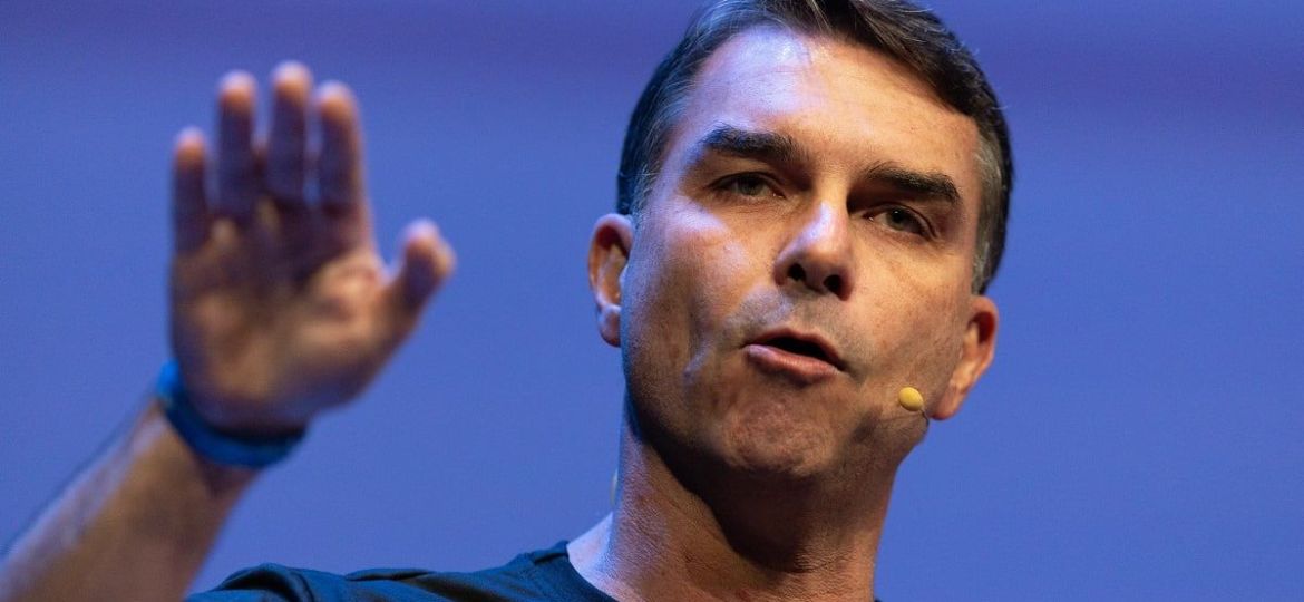 Flavio-Bolsonaro-cambia-de-postura-y-apoyara-reducir-la-jornada-laboral-en-Brasil