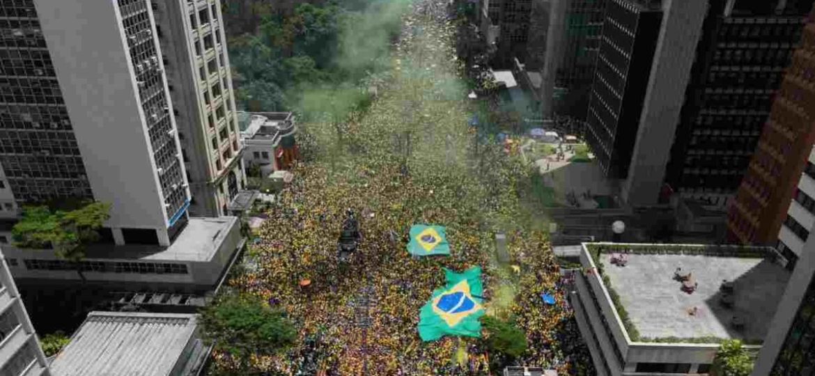Flavio-Bolsonaro-marcha-en-Sao-Paulo-antes-de-su-primer-debate-con-Lula