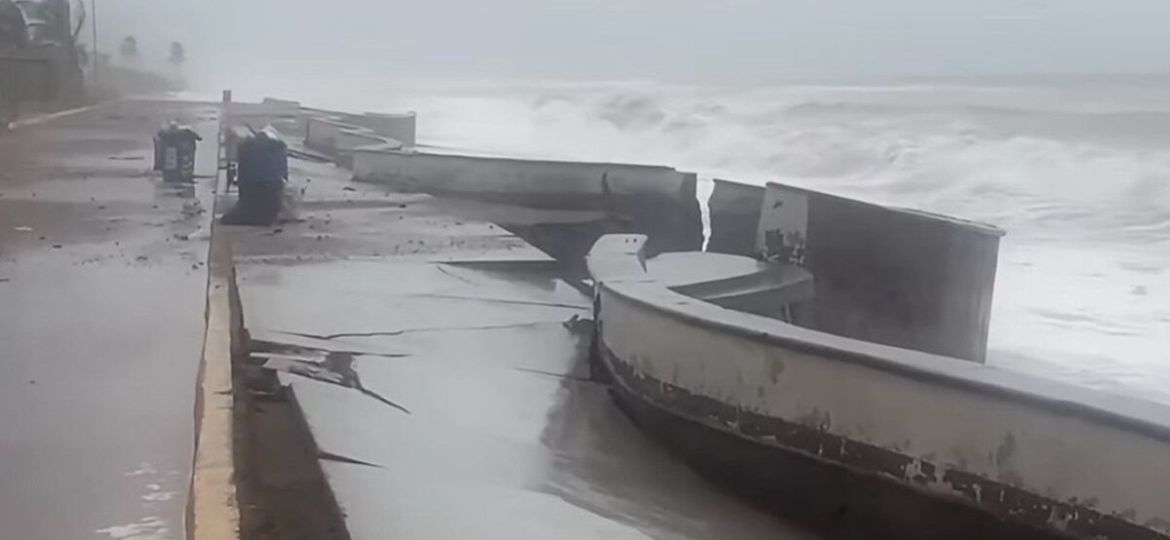 Fuerte-oleaje-dana-el-malecon-de-Playa-Ceuta-y-restringen-el-acceso-en-Elota