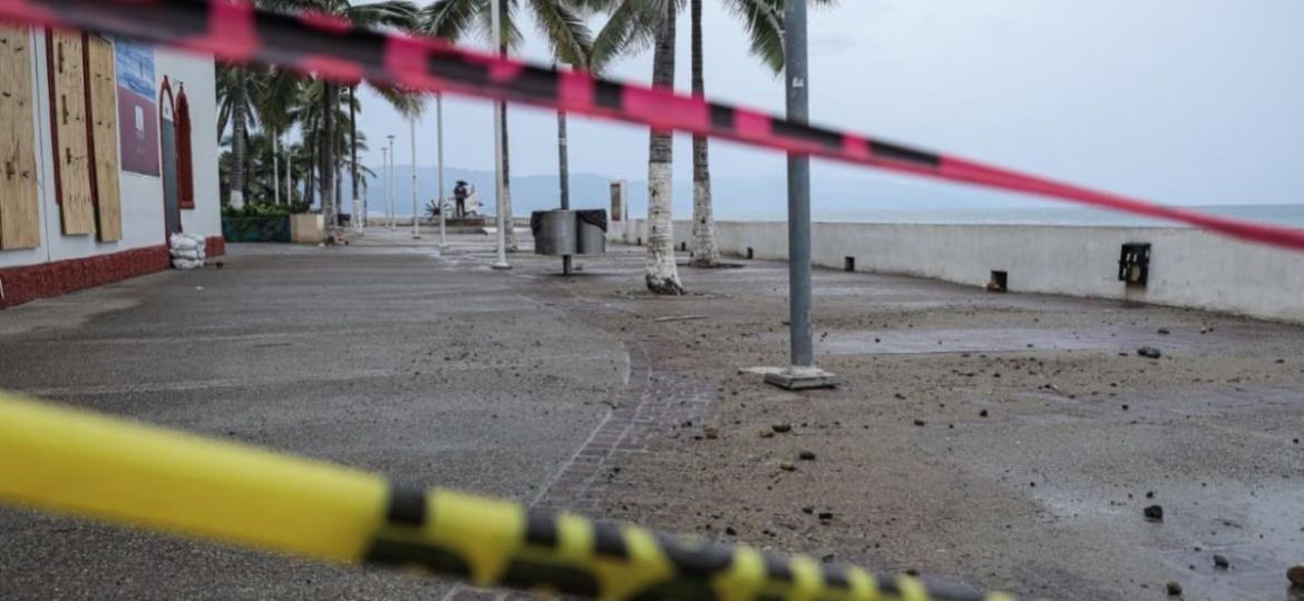 Huracan-Simon-deja-a-Puerto-Vallarta-con-calles-vacias-y-comercios-cerrados