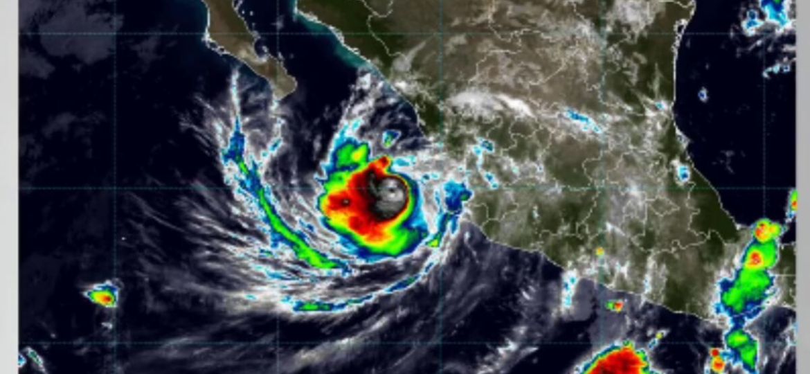 Huracan-Simon-mantiene-lluvias-muy-fuertes-y-oleaje-elevado-en-costas-del-Pacifico