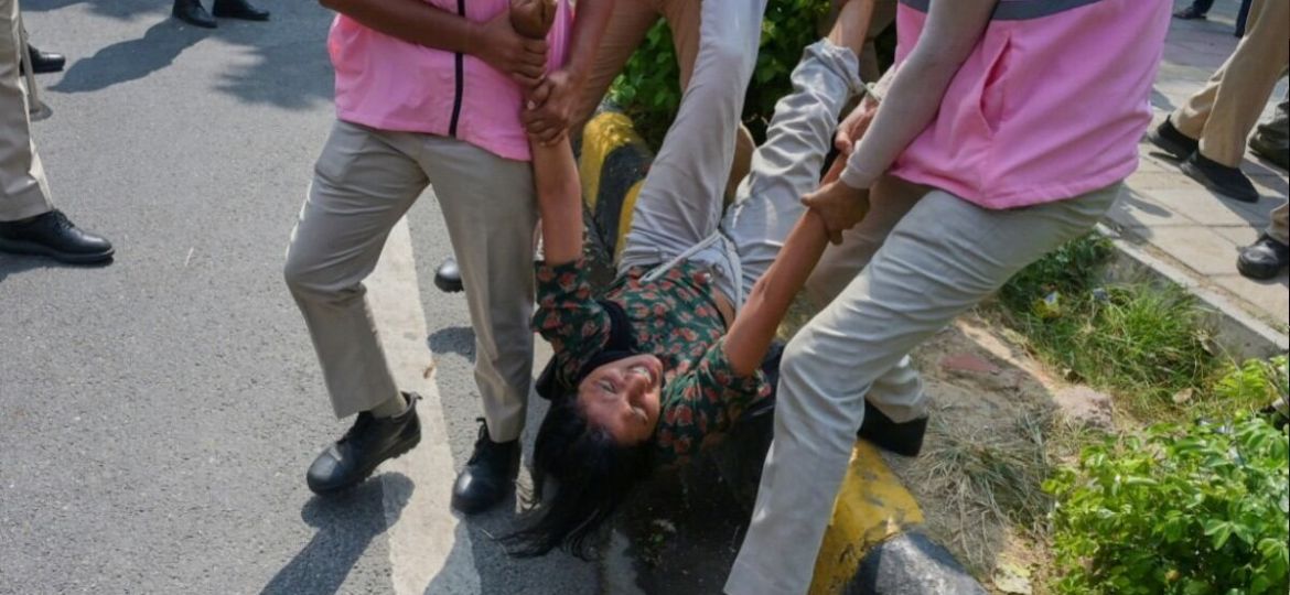India-detiene-a-miles-de-manifestantes-durante-protestas-contra-Modi-y-la-autoridad-electoral