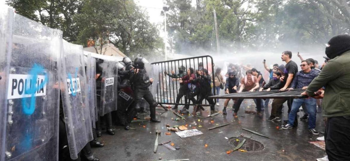 Investigan-a-dos-policias-y-un-bombero-por-presunto-uso-excesivo-de-la-fuerza-en-protesta-por-el-agua-en-Guadalajara