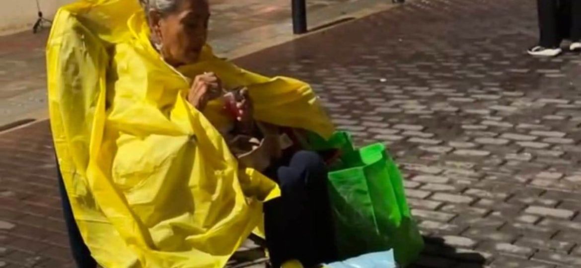 JAPAY-condona-adeudo-de-agua-a-dona-Josefina-y-gestionan-su-pension-ante-el-ISSSTE