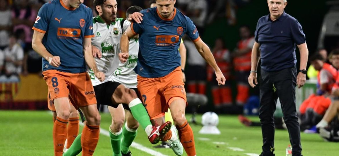 Javier-Aguirre-rescata-la-actitud-del-Valencia-tras-empatar-2-2-ante-el-Racing