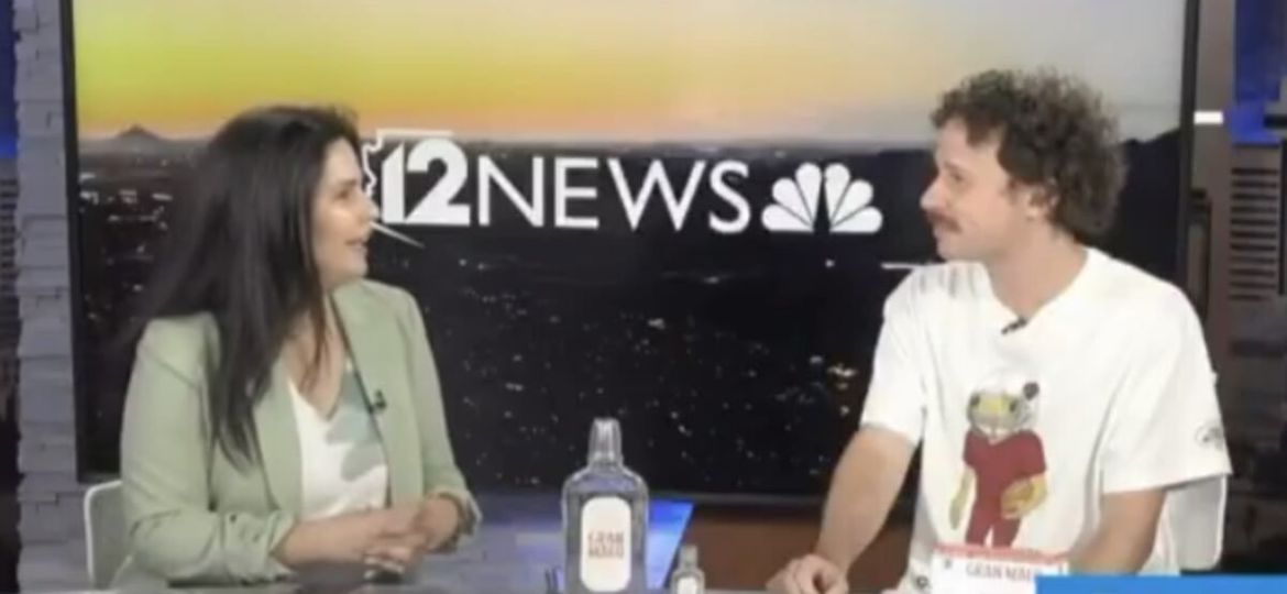 Luisito-Comunica-protagoniza-momento-incomodo-durante-entrevista-en-television-de-Arizona
