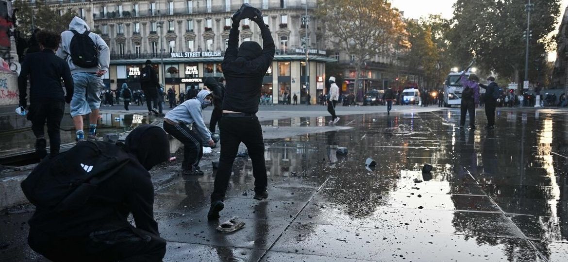 Macron-alista-mensaje-a-la-nacion-tras-protestas-que-dejaron-mil-800-detenidos-en-Francia