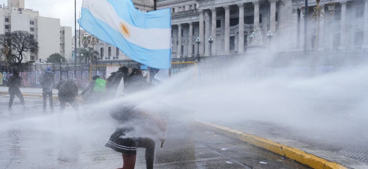 Manifestantes-y-policias-chocan-durante-marcha-por-el-financiamiento-universitario-en-Argentina