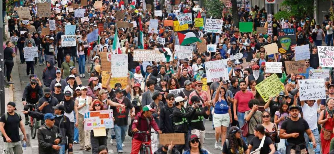 Marcha-por-agua-limpia-en-Guadalajara-termina-con-danos-e-incendios-en-edificios-publicos
