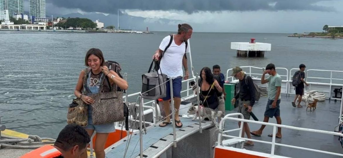 Marina-evacua-a-76-personas-de-Quimixto-y-Yelapa-ante-llegada-del-huracan-Simon