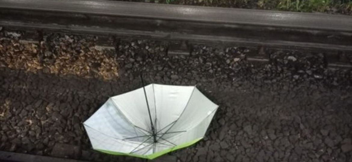 Metro-pide-sujetar-paraguas-bastones-y-muletas-para-evitar-incidentes-en-las-vias