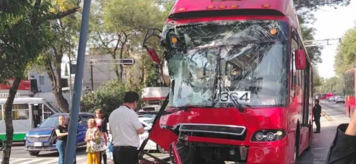 Metrobus-de-la-Linea-2-choca-contra-un-semaforo-seis-usuarios-resultan-lesionados