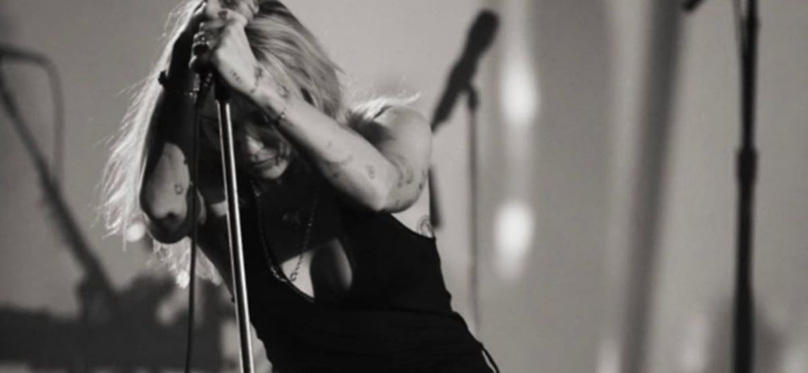 Miley-Cyrus-rompe-en-llanto-al-homenajear-a-su-madrina-Dolly-Parton-en-el-Hollywood-Bowl