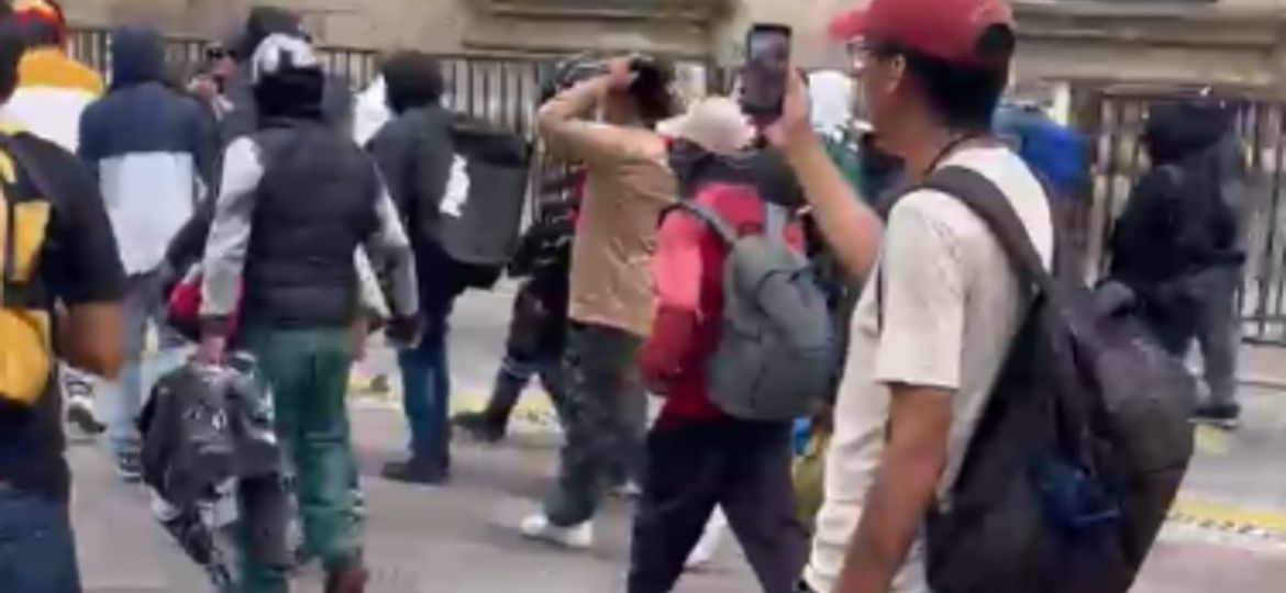 Petardos-y-disturbios-retrasan-marcha-por-agua-limpia-en-Guadalajara