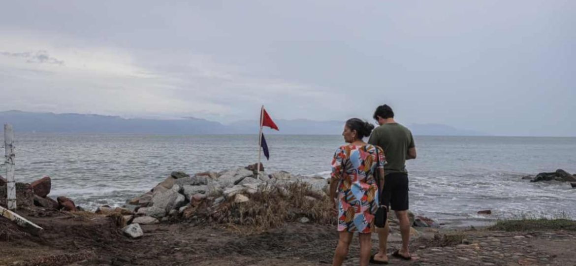 Puerto-Vallarta-retoma-actividades-tras-el-paso-del-huracan-Simon