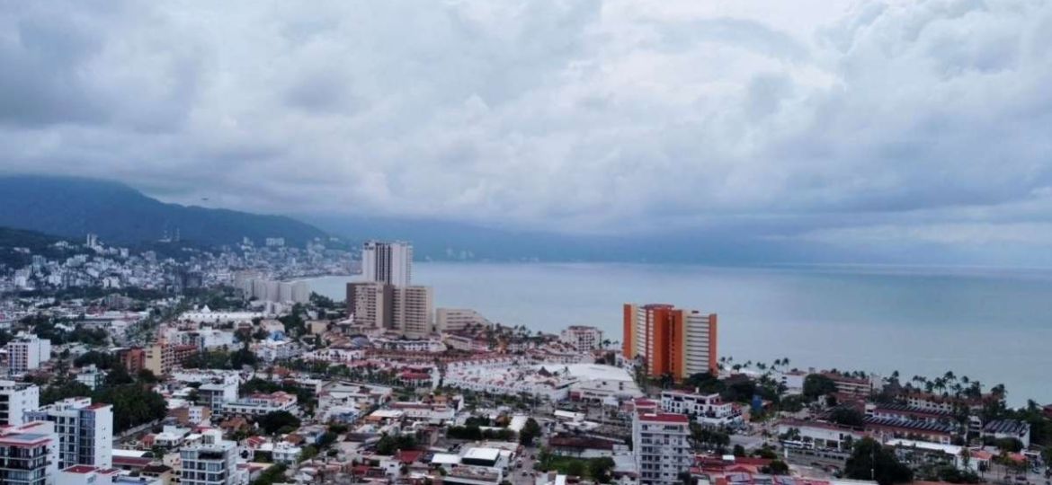 Puerto-Vallarta-se-prepara-ante-la-llegada-del-huracan-Simon