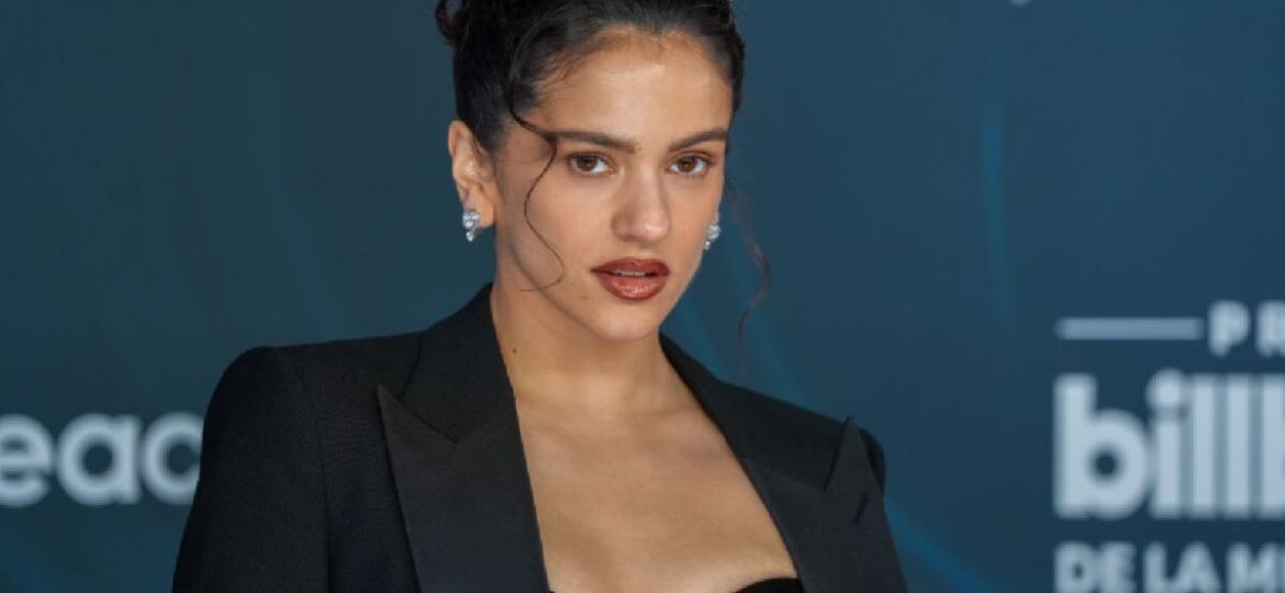 Rosalia-deslumbra-en-la-alfombra-azul-de-los-Premios-Billboard-y-recibe-el-Salon-de-la-Fama