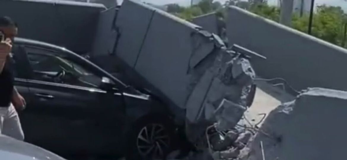 Se-desploma-puente-peatonal-sobre-un-automovil-en-avenida-Constitucion-de-Monterrey