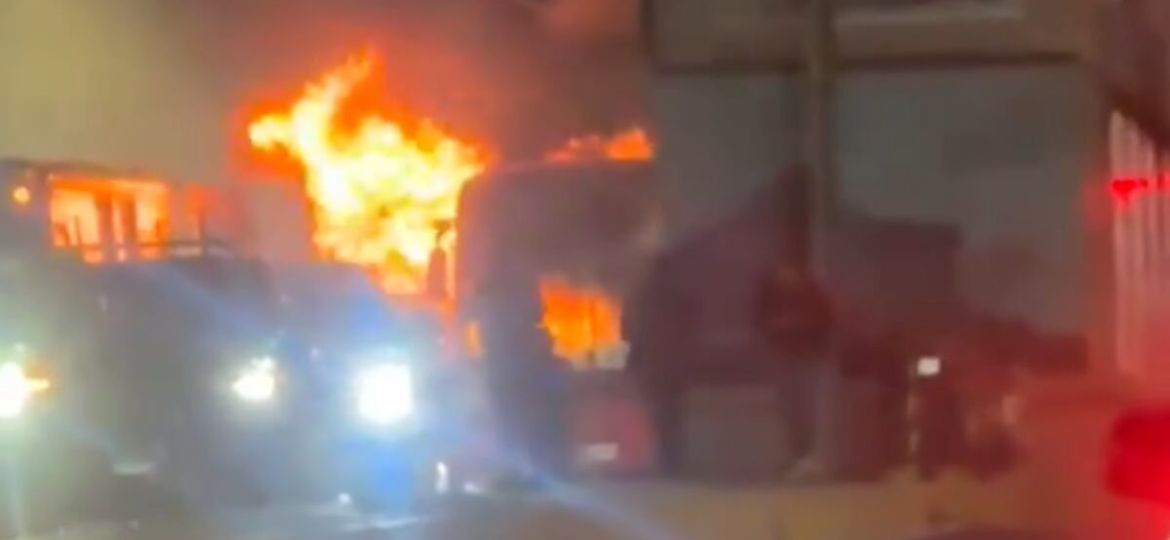 Se-incendia-unidad-del-Metrobus-en-la-estacion-Escuadron-201-de-la-Linea-5