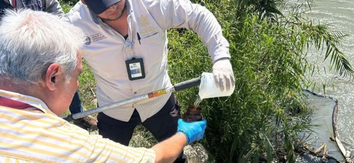 Supervisan-remediacion-por-derrame-de-hidrocarburos-en-el-rio-Pilon-Nuevo-Leon