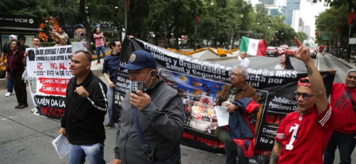 Trabajadores-del-IMSS-bloquean-intermitentemente-Paseo-de-la-Reforma-y-exigen-salida-de-Rafael-Olivos