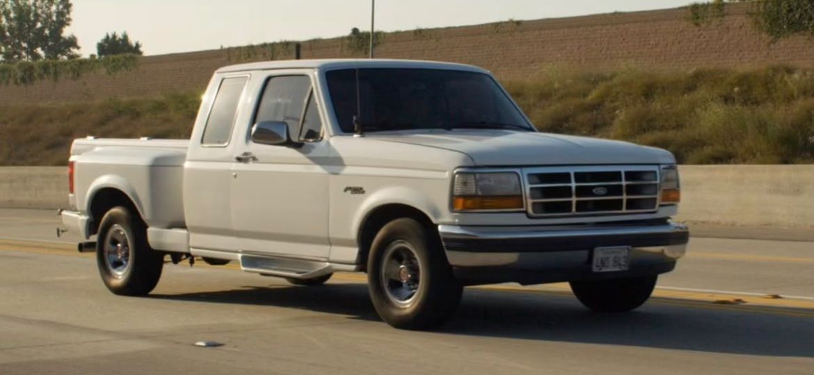 Transportar-personas-en-la-caja-de-una-pick-up-puede-generar-multas-en-carreteras-federales