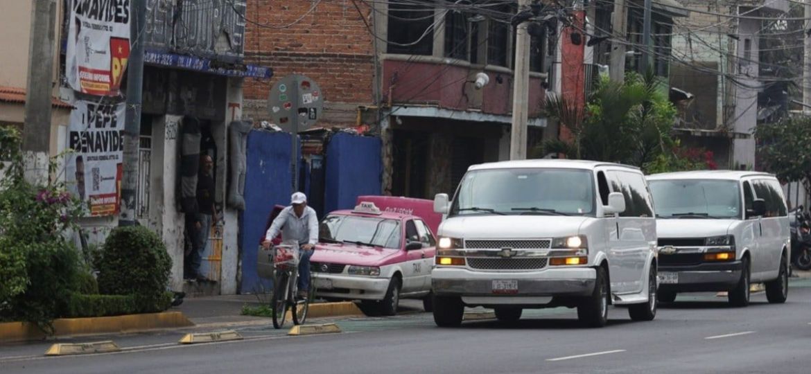 Tras-operativo-ciclovia-de-Eduardo-Molina-queda-libre-pero-persisten-autos-sobre-banquetas
