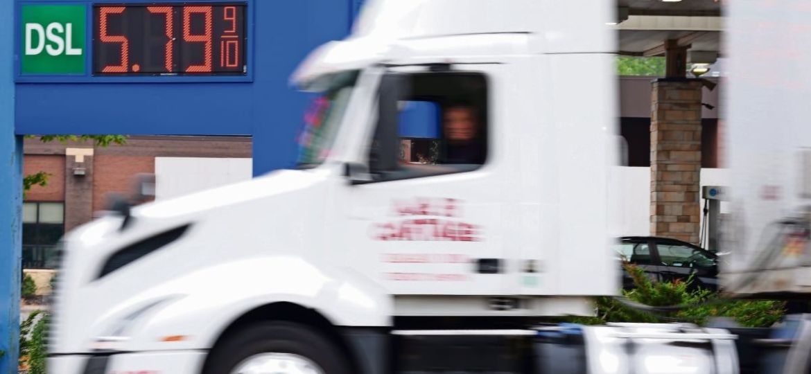 Trump-firma-orden-para-permitir-temporalmente-el-uso-de-diesel-rojo-en-carreteras-de-EU